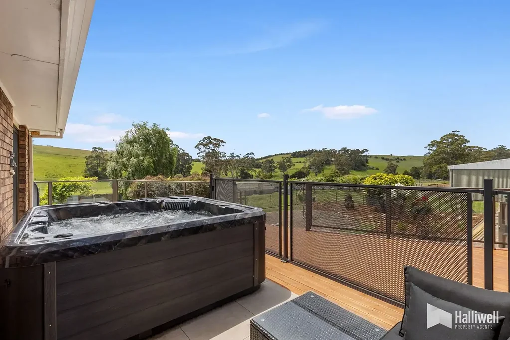 West Ulverstone 5房  Discover your Dream Property at 11864 Bass Highway, West Ulverstone