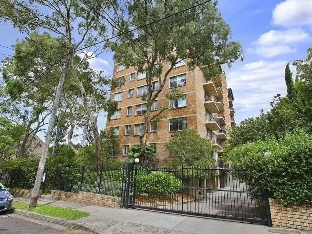 Ultra convenient 1 bedroom unit in the Heart of Newtown
