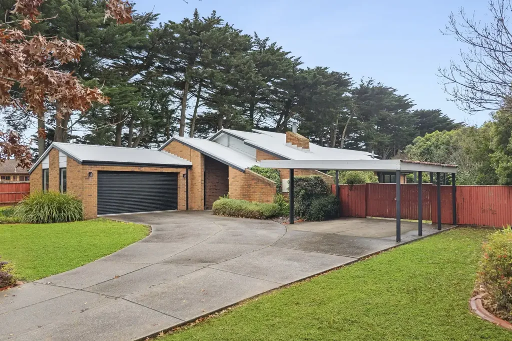 Gisborne 3房  Sprawling Single-Level Living in Jacksons Creek Estate