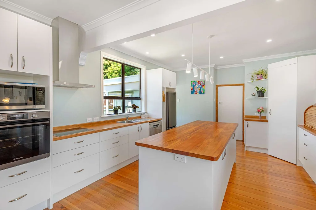 Wanganui East 3Zimmer Take another look - renovated kitchen & bathrooms!
