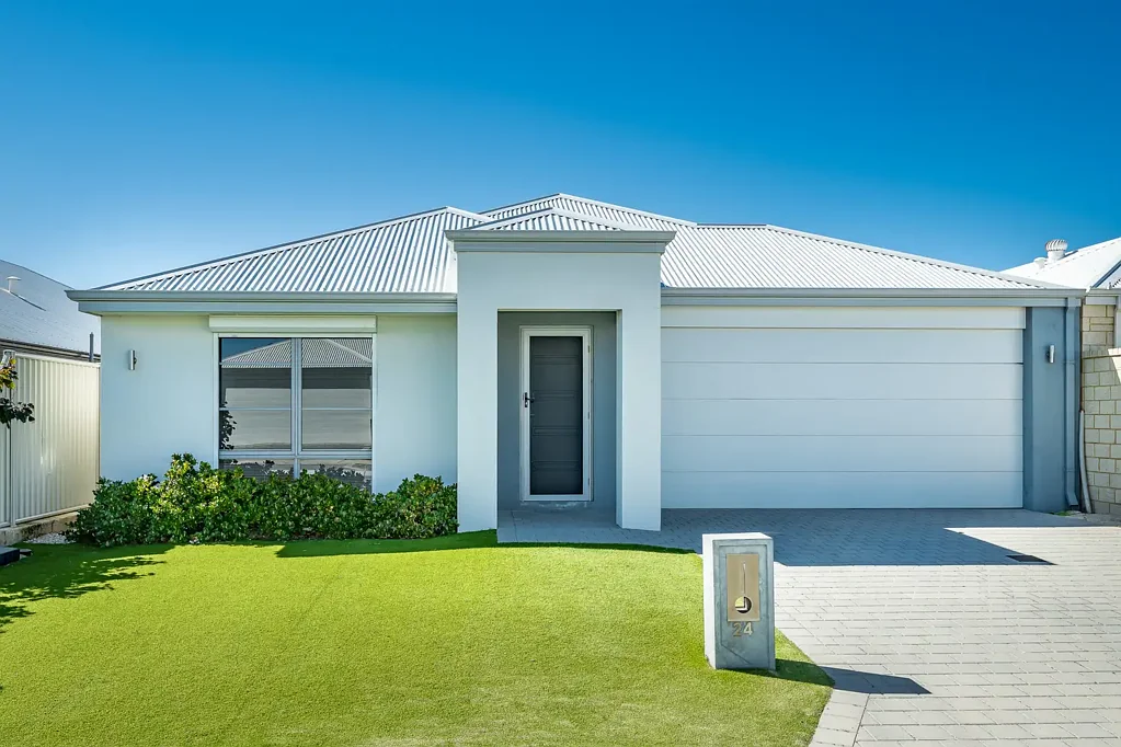 MODERN COASTAL 4x2 FAMILY HOME + ADDITIONAL LIVING AREA!