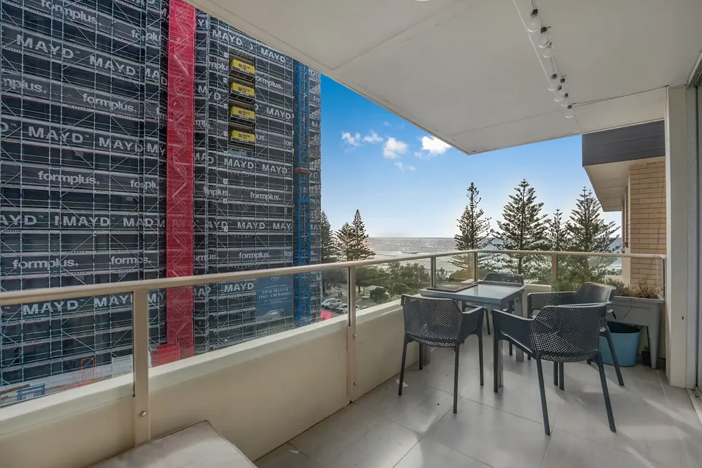 Burleigh Heads 2房  Top Floor Beachside Burleigh Apartment with Ocean Views