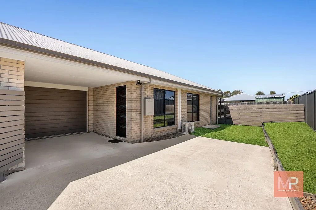 Stylish and low-maintenance home - water & lawn maintenance included