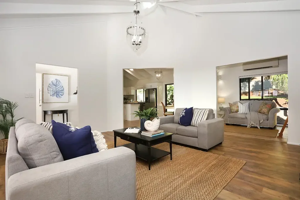 Ashmore 4침실 SPACIOUS FAMILY HOME ON 1,349m2 BLOCK WITH POTENTIAL TO SUB-DIVIDE