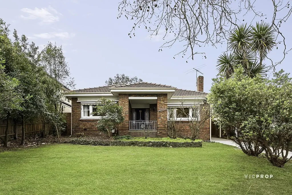Ivanhoe East 3房 永恒特色，卓越潜力，位于 Ivanhoe East 的优越地段 Timeless Character, Exceptional Potential in a Premier Ivanhoe East Location