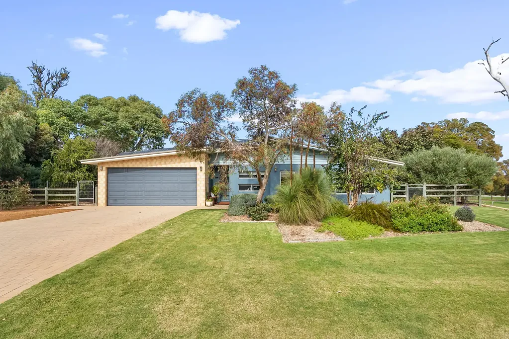 Waroona 4ਬੈੱਡਰੂਮ Room for the family, the toys and the lifestyle.