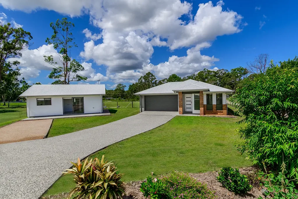 Caboolture 6房 近新双联住宅 3千多平地块 四卧主套独立卫浴 现代厨餐影音室 全屋吊扇双车库 舒适灵活空间 Amazing Acreage Lifestyle Dual Living Investment