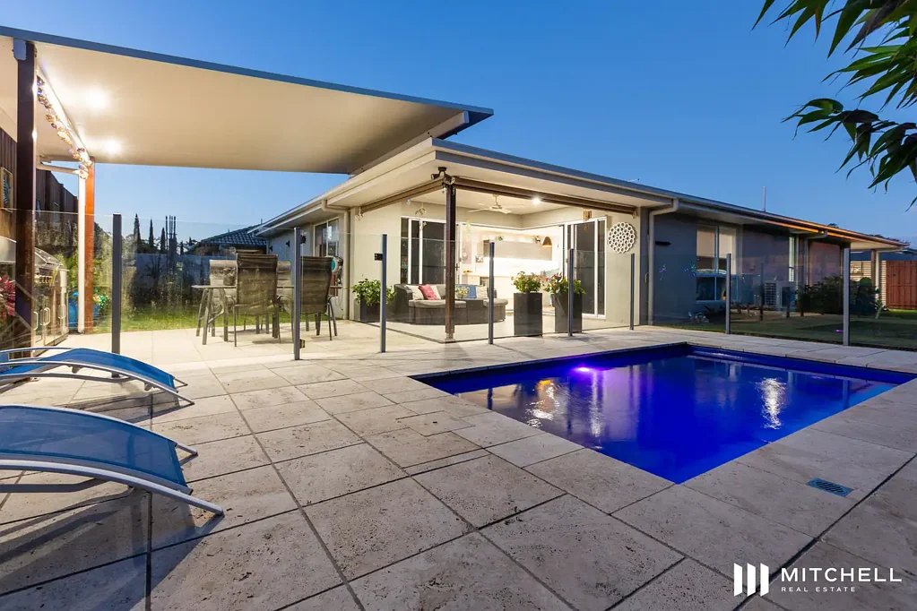Pimpama 4房  Spacious Family Entertainer with Plunge Pool.
