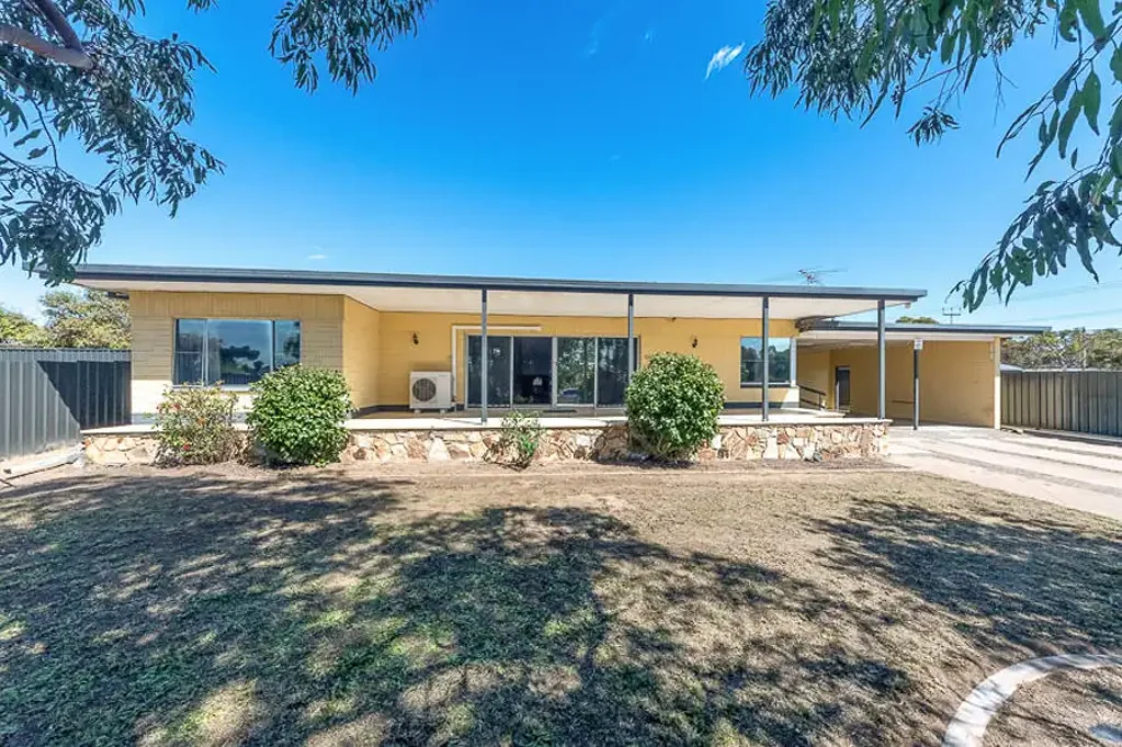 Murray Bridge 5 Bedroom 5-Bed Mid-Century Modern