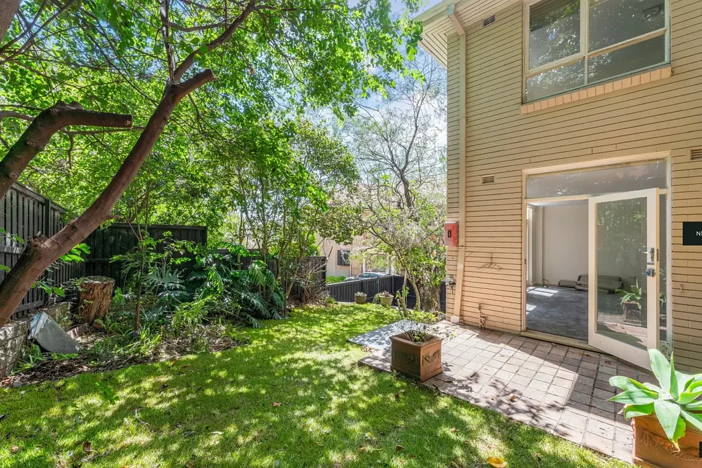 Private Courtyard Living in Sought-After Double Bay