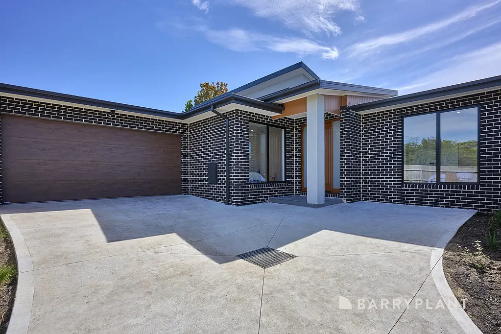 Chirnside Park 3房 全新住宅设计 建筑灵感拱顶 采光充足起居 石材厨房食品储藏 三卧主套衣帽间 双车库内部通道 私人露台低维护 Architectural Design with Light, Space and Everyday Luxury