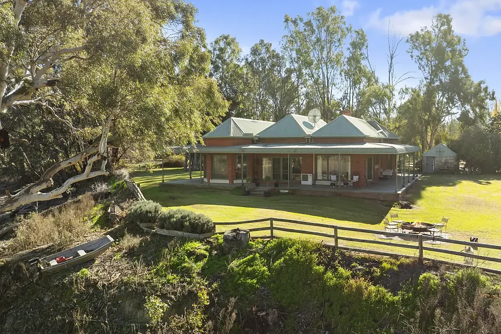 Tocumwal 4chambre Rustic Elegance “Chetwoode” – Period Homestead on 26 Acres