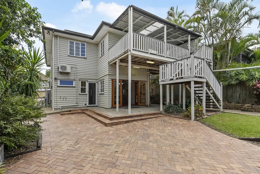 Annerley 4房 Annerley便利地段 四卧三卫泳池 双厨双生活区 家庭娱乐首选 Spacious Family Living with Pool in a Prime Annerley Location