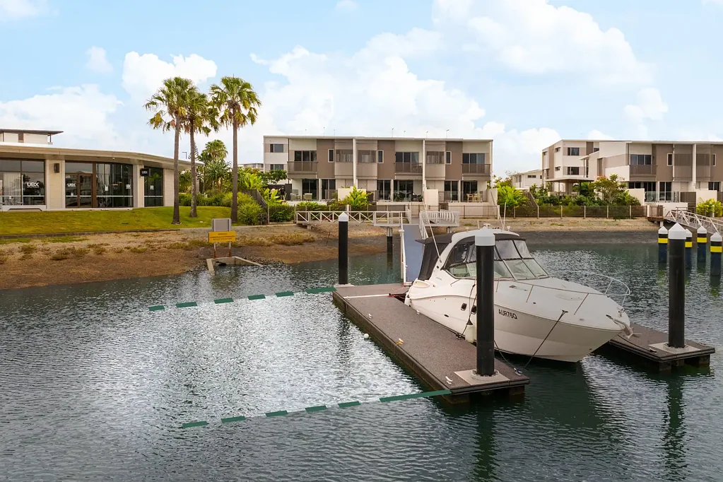 Newport 4 Bedroom LUXURIOUS WATERFRONT HOME WITH PRIVATE PONTOON!