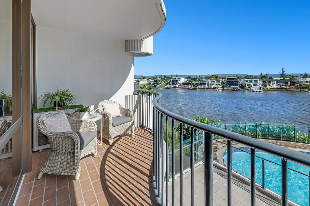 Surfers Paradise 2房  RENOVATED RIVERSIDE APARTMENT WITH STUNNING VIEWS BOTH DAY AND NIGHT!