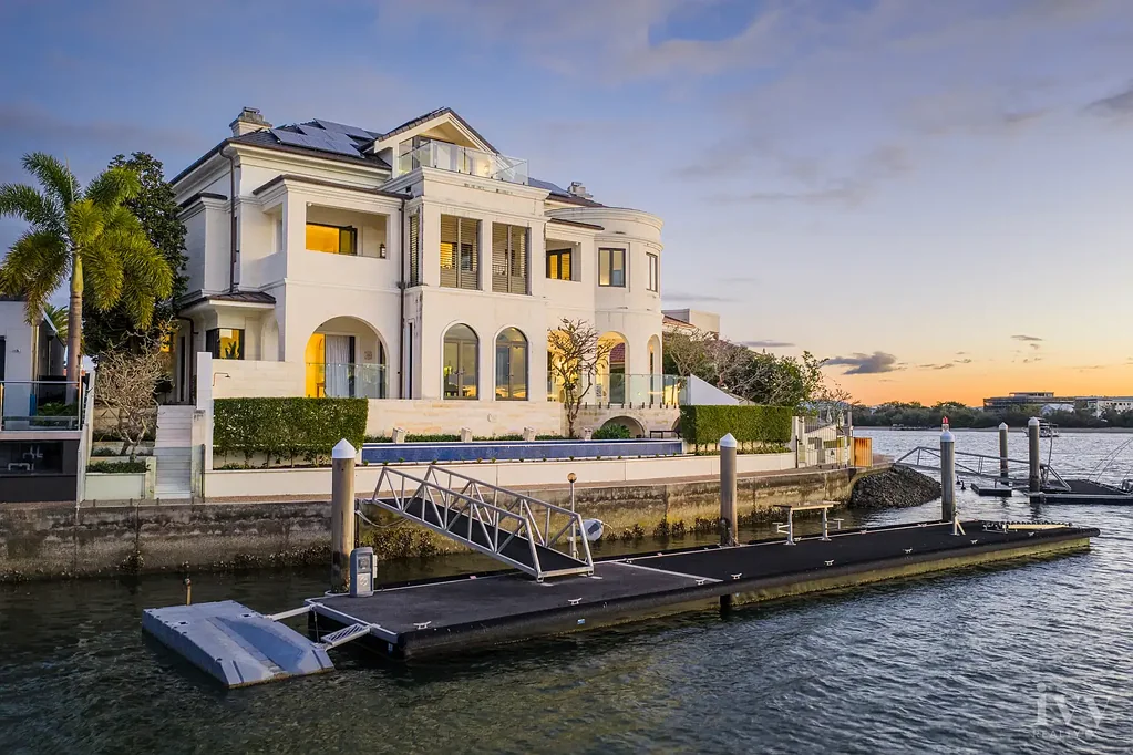 Paradise Point 4 Bedroom Landmark Waterfront Estate Epitomising Lavish Luxury