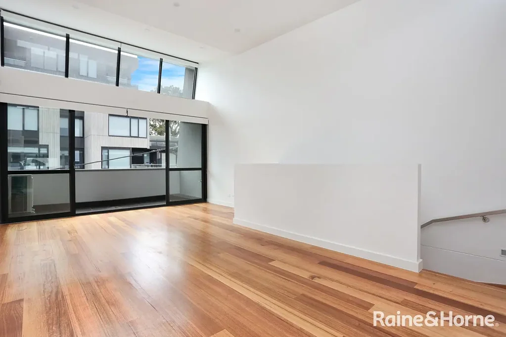 CITY-EDGE LIVING IN DESIGNER TOWNHOUSE (SOARING HIGH CEILINGS!)
