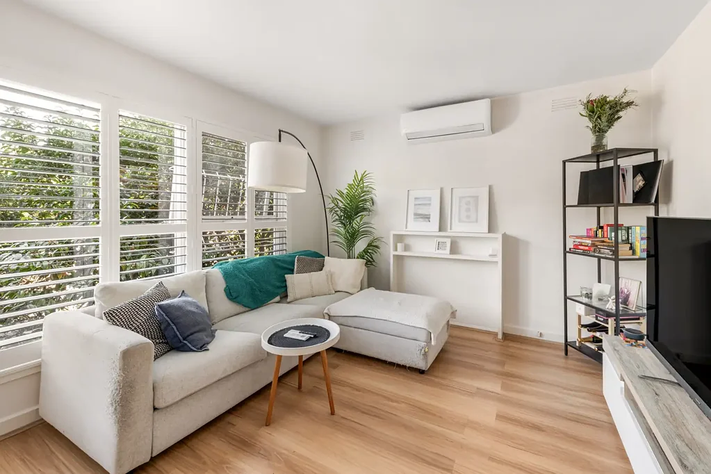 South Yarra 2房 South Yarra黄金地段 宽敞卧室 全屋翻新 公园景观 指定车位 采光充足 Stylish Renovation with Park Views in an Unbeatable South Yarra Position