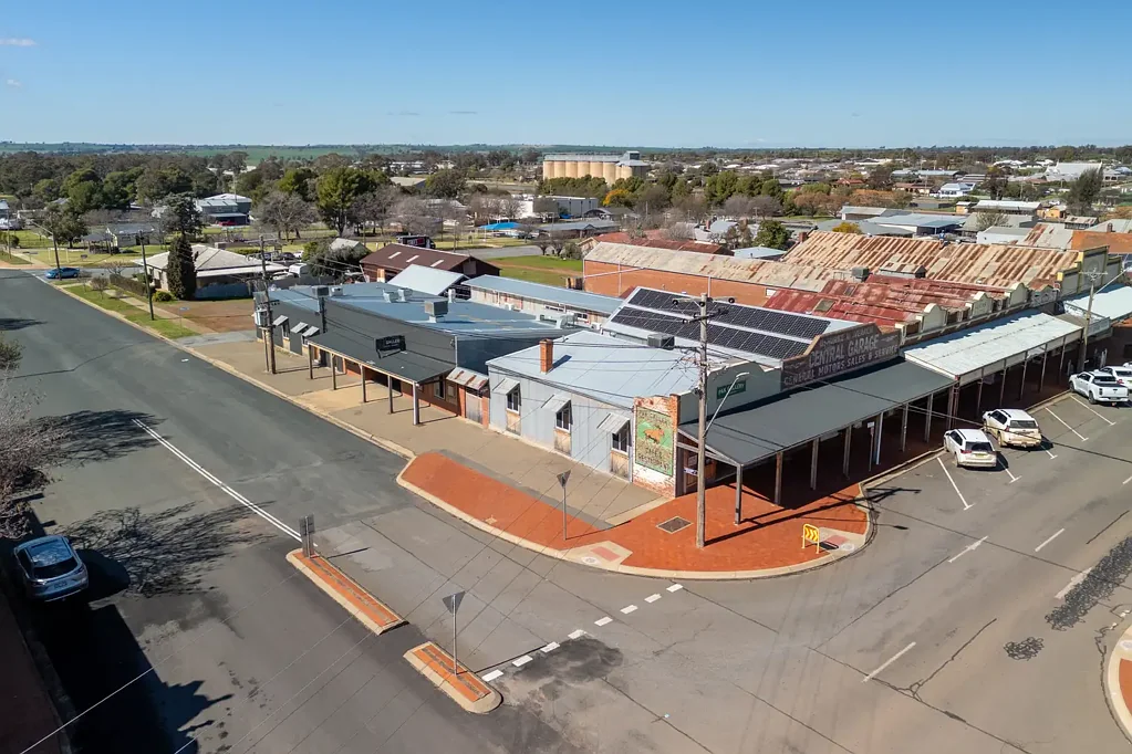 Coolamon 3ห้องนอน Stylish Unit, Restaurant, Offices and Retail Space in Prime Location