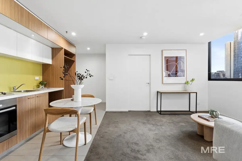 Melbourne 2房 CBD核心地 1108/8 Sutherland St 开放式设计 地板到天花板窗 壮观都市景观 现代厨房 优质电器 邻近女王市场 咖啡馆餐厅 Skyline views, city pulse, effortless living