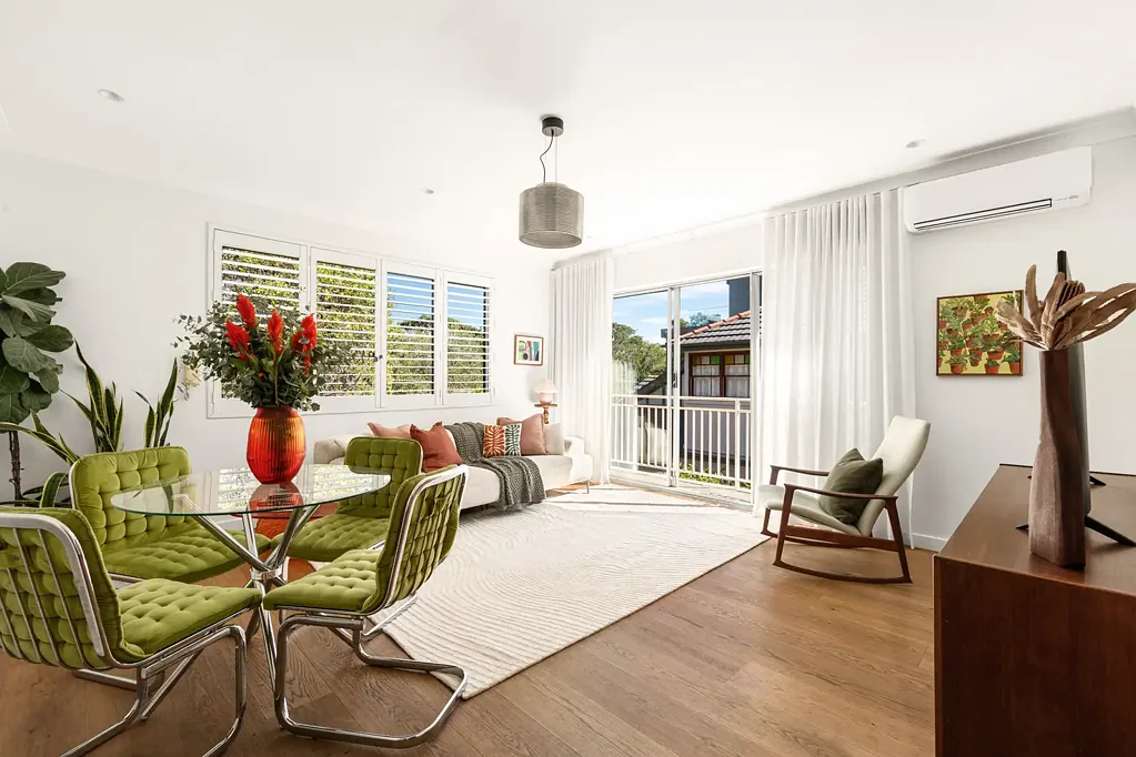 Marrickville 2房 豪华全翻新 顶层私密安全 定制厨房高端电器 阳光环绕阳台 悬浮橡木地板 停车位便利交通 Deluxe style in a freshly renovated two-bedder