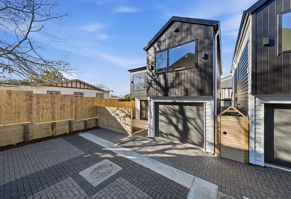 Manurewa 4 Bedroom 4 BEDROOMS  2.5 BATHROOMS with Garage