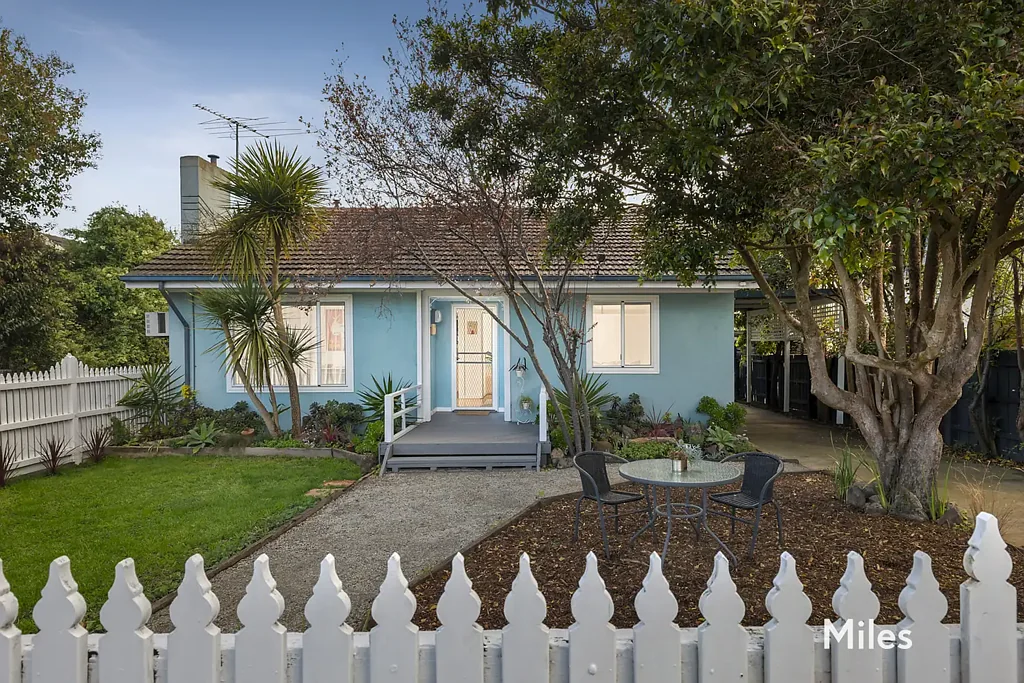 Heidelberg Heights 2 Bedroom Charming Style, Move-In Ready Comfort