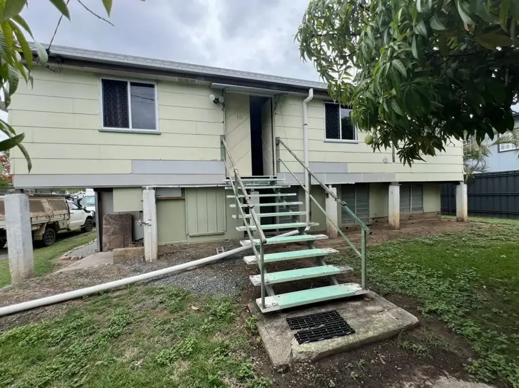 Collinsville 3Kwarto AFFORDABLE 2 LEVEL QUEENSLANDER COTTAGE - 1,012m2 + SOLAR PANELS