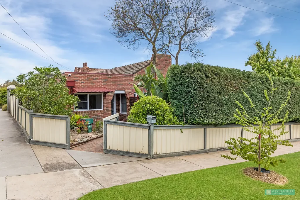 Flora Hill 4 Slaapkamer Red brick 4 bedroom family home situated in Flora Hill