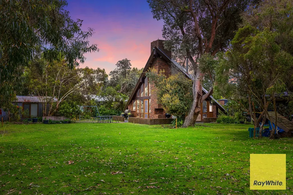 Sandy Point 3Kwarto "The Smiths" - A Stunning Architectural Chalet, Perfectly Positioned