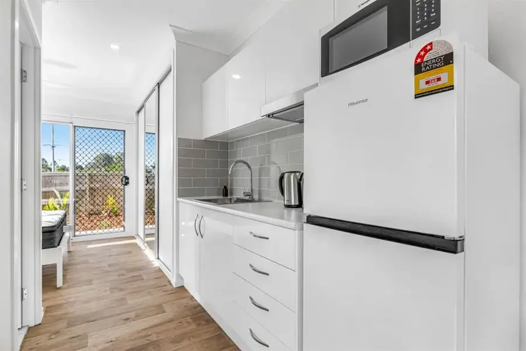 NEAR NEW STUDIO UNIT IN WYNNUM!