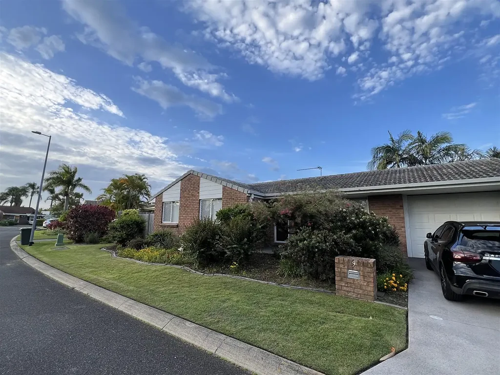 Deposit Taken  Located in a quiet area of Varsity Lakes within walking distance to schools, shops, public transport, and parks.
