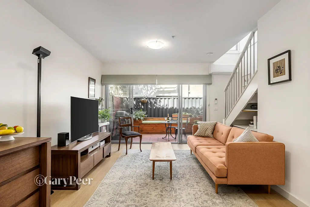 Carnegie 2ਬੈੱਡਰੂਮ Central Carnegie living at its best - sun filled, three levelled retreat with courtyard & secure parking