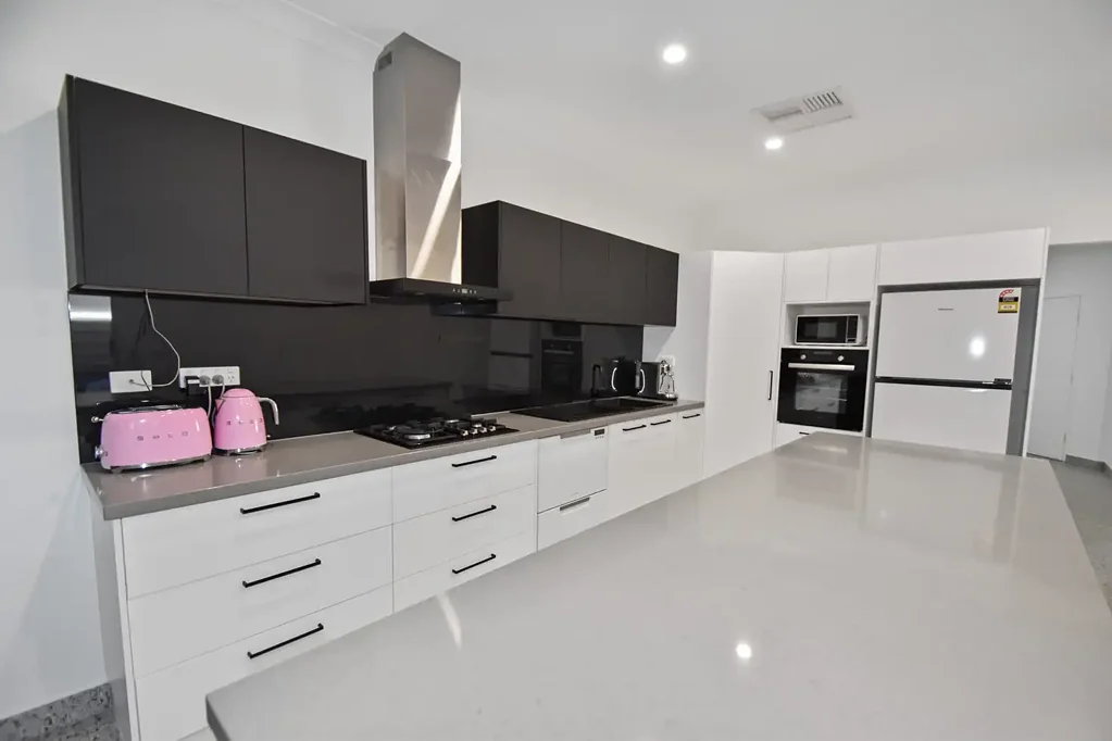 East Side 4ਬੈੱਡਰੂਮ Dual-Dwelling Investment Opportunity