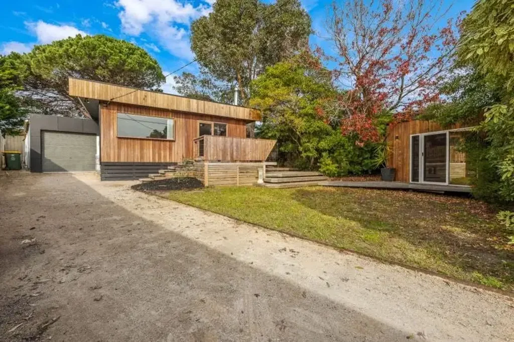 Coronet Bay 2房  Coastal Character with a Creative Twist – 21 Bantering Bay Road, Coronet Bay