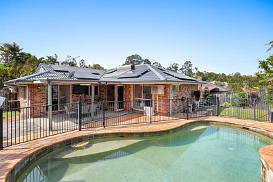 Pacific Pines 3 Slaapkamer GENEROUS LIVING & POOLSIDE ENTERTAINING IN A QUIET CUL-DE-SAC
