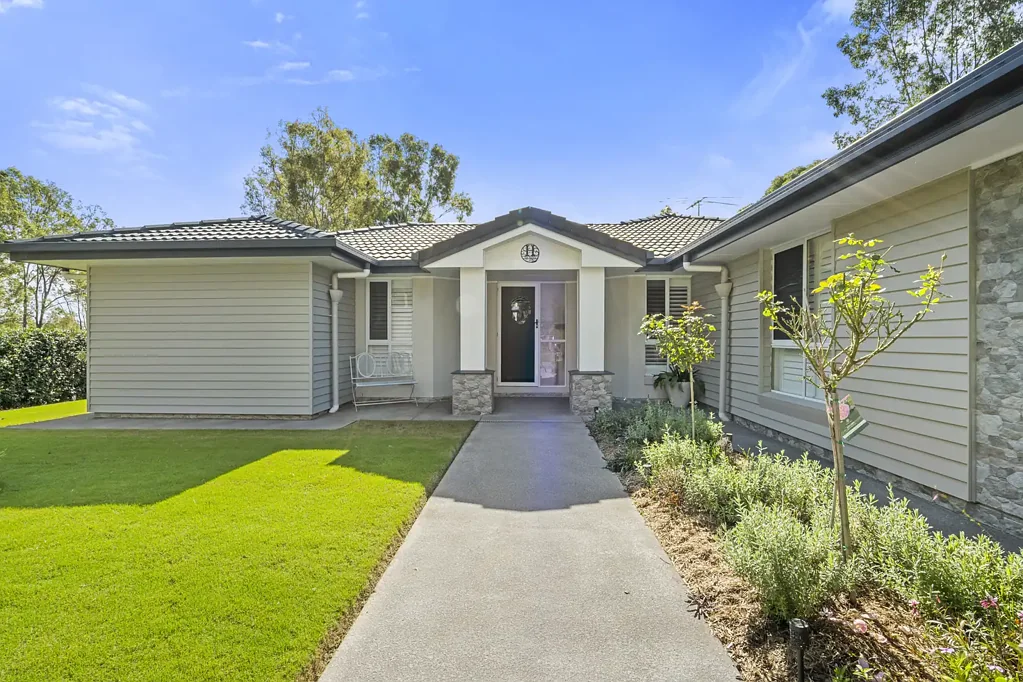 Cedar Vale 6房 4129㎡阔地汉普顿风 四卧主卧衣帽间 独立granny flat 带泳池BBQ 太阳能系统 停车位充足 Modern Hampton-Inspired Oasis with Self-Contained Granny Flat