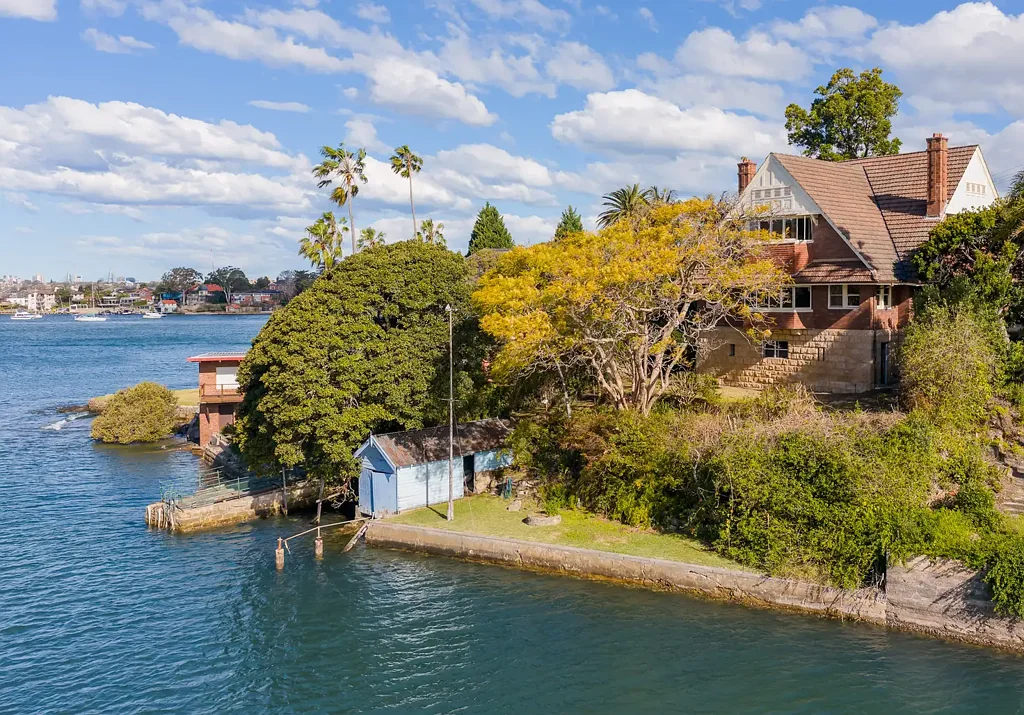 Huntleys Point 5कमरा North-east facing waterfront home on 864 sqm of land with water, bridge & city views plus your private boat-shed.