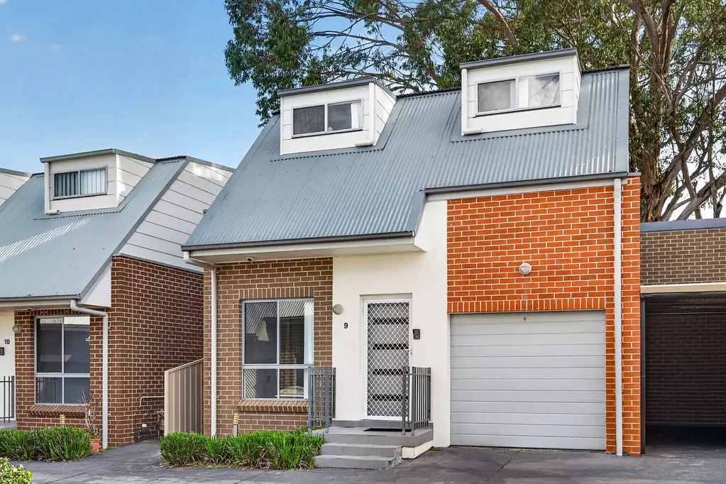 Girraween 3Moenga Light-Filled Townhouse With Versatile Downstairs Bedroom