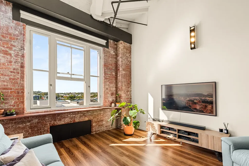 Teneriffe 3房 (复式 Woolstore 公寓，空间宏伟 + 河景) (A SPLIT-LEVEL WOOLSTORE WITH DRAMATIC  SCALE + RIVER VIEWS)
