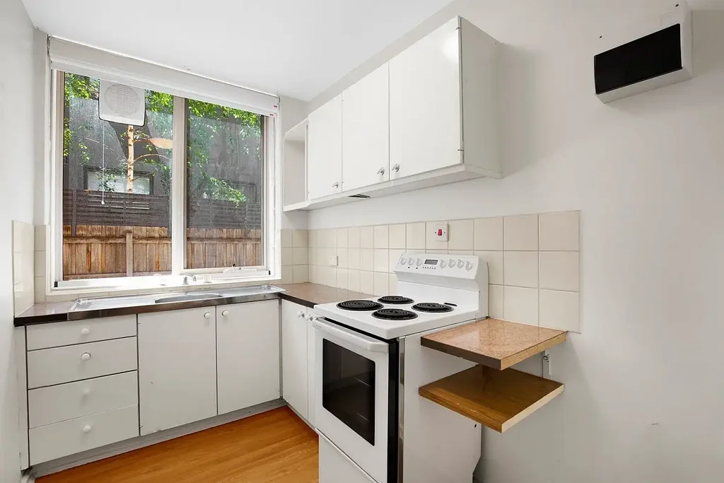 Prime South Yarra Living: Spacious One-Bedroom Unit