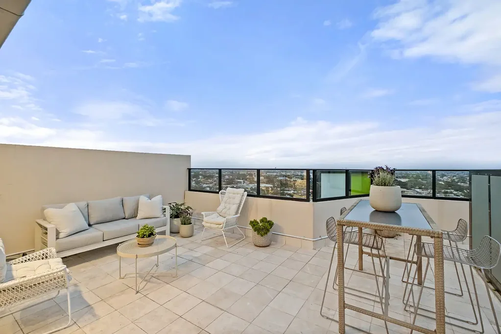 Redfern 3 Bedroom Luxury Living in the Sky – Executive Penthouse with Rooftop Oasis
187 sqm 2-level 2-car space , leased for $1600pw