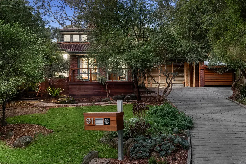 Eltham 5房 Eltham宁静美景 912sqm宽敞地块 五卧两浴 明亮错层布局 太阳能泳池 多区娱乐 便捷生活配套 An all-seasons entertainer!