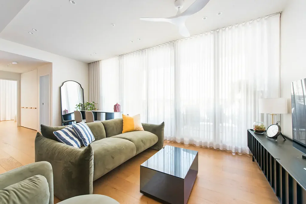 Marrickville 2ਬੈੱਡਰੂਮ North-facing designer living with city views