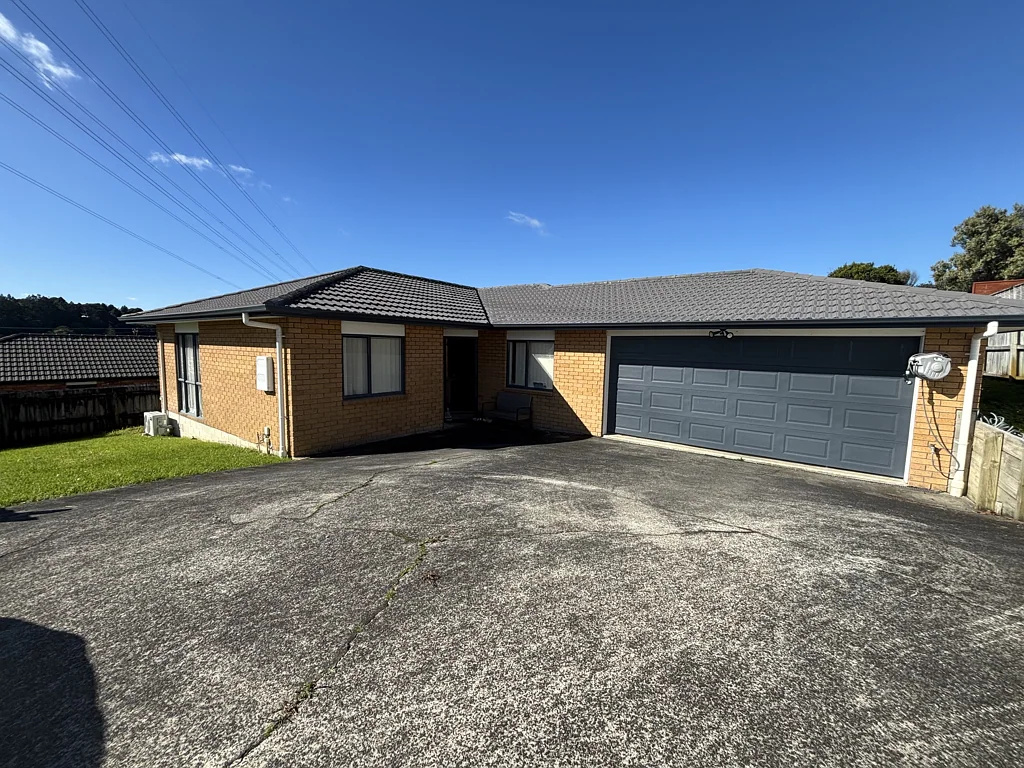 Spacious 4 Bedroom Brick Home with Double internal Garage in Massey - $670.00 Per Week