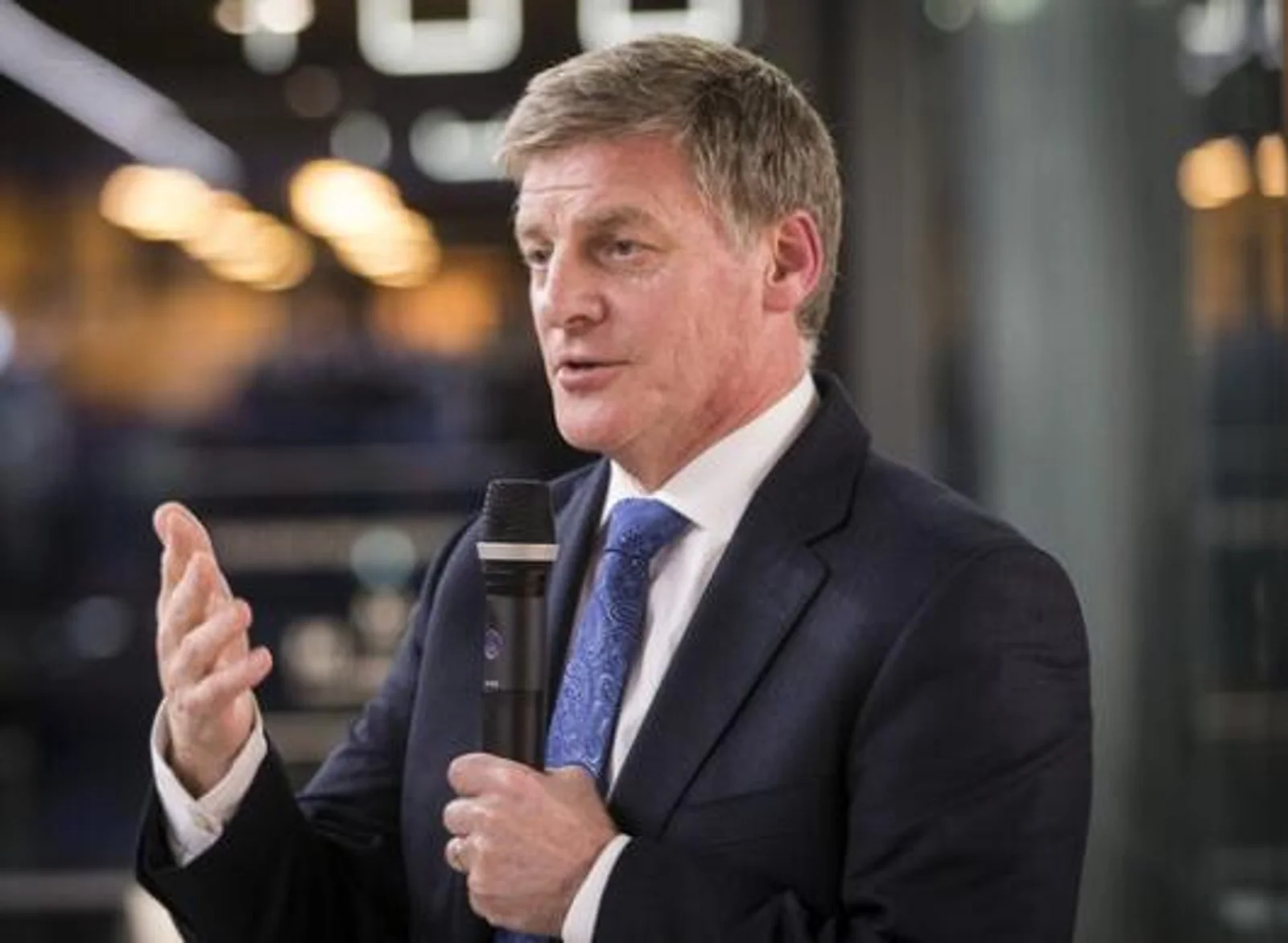 面对奥克兰的住房危机、暴力以及药物成瘾等问题，看总理Bill English如何回答