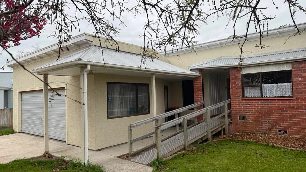 West End 2房  Two bedrooms, two living, plus office!