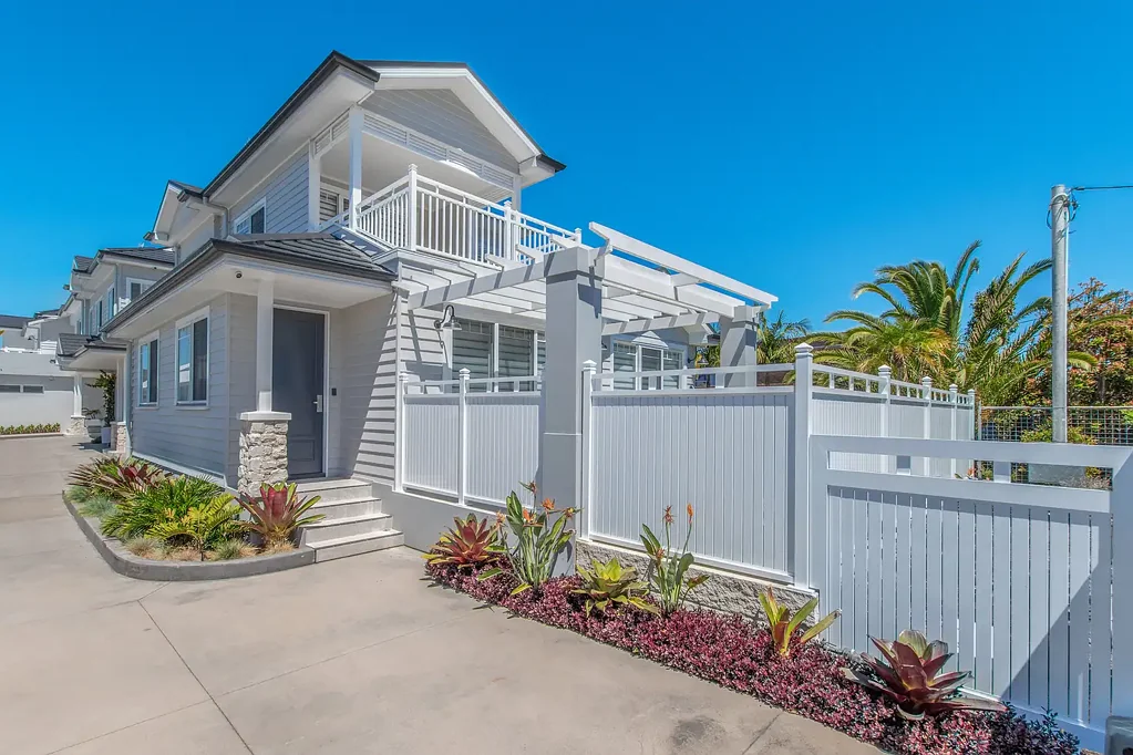 Hampton's Style Contemporary Apartment with Direct Beach Access