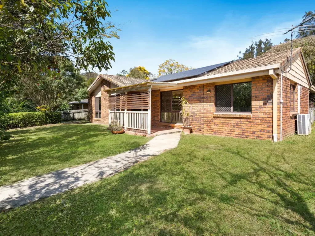 Karalee 3chambre Charming First Home or Investment Opportunity on 1,442m²