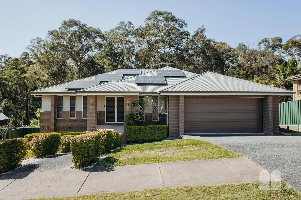 Fletcher 6房  Large family living, beautifully zoned, backdropped by bush